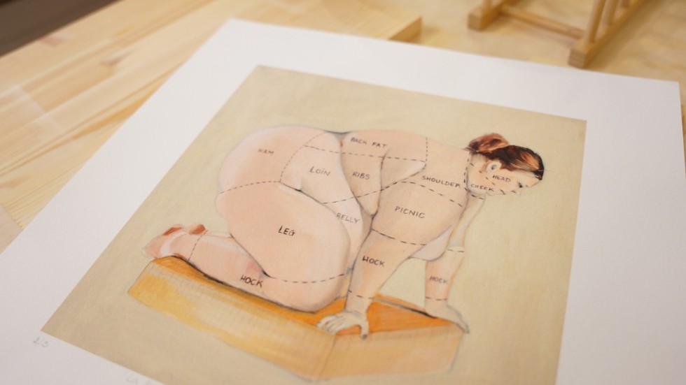 "I denna 'bodyscaping'-utställning har Carole valt verk som främst har grafiskt kroppsliga motiv som väcker känslor och igenkänning hos betraktaren", säger Sari Huczkowski.