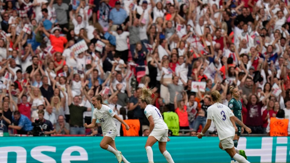 Englands Ella Toone, vänster, gjorde 1–0-målet inför rekordpubliken 87|192 åskådare.