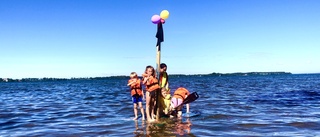 Barn i Vadstena byggde egen båt – här görs jungfruresan ▪ Vilda, 6 år: "Dunkar flyter ju, så varför skulle den inte flyta"