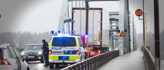 Lastbil fastnade och stoppade trafiken på Bergnäsbron