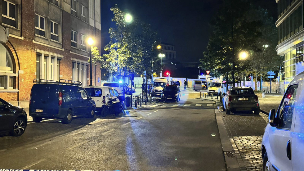 Attentatet, där två svenskar sköts ihjäl, inträffade ungefär en timme före måndagens EM-kvalmatch mellan Belgien och Sverige.