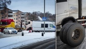 24 meter lång lastbil fastnade i rondell