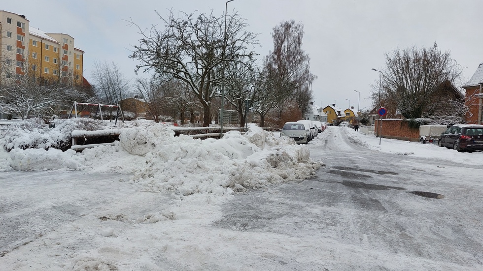 Här i Haga är en jättestor snöhög upplagd på trottoaren, skriver signaturen Nisse O. 
