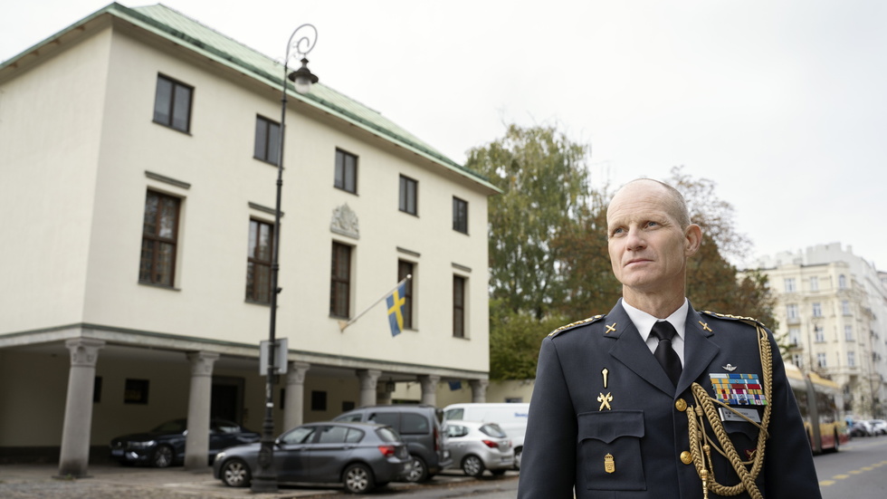 Sveriges militärattaché i Polen, Anders Stach, vid den svenska ambassaden i Warszawa.
