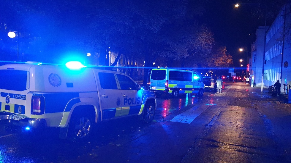 Polisen stannade på måndagskvällen en bil på Vasavägen och ett stort antal poliser anslöt till platsen kort därefter.