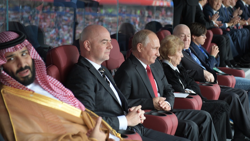 Saudiarabiens kronprins Mohammed bin Salman, Fifa-presidenten Gianni Infantino och Rysslands president Vladimir Putin när Saudiarabien mötte värdnationen i öppningsmatchen av VM 2018 i Ryssland. Arkivbild.