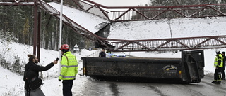 Rasad gångbro hindrar trafiken i Falun