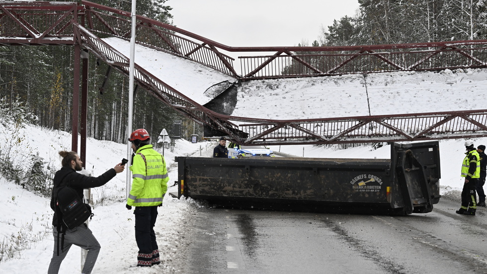 En gångbro har rasat över E16/Lugnetleden i Falun.