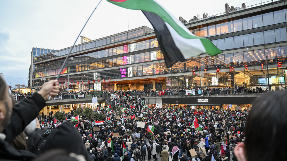 En demonstration på Sergels torg i Stockholm till stöd för Palestina.