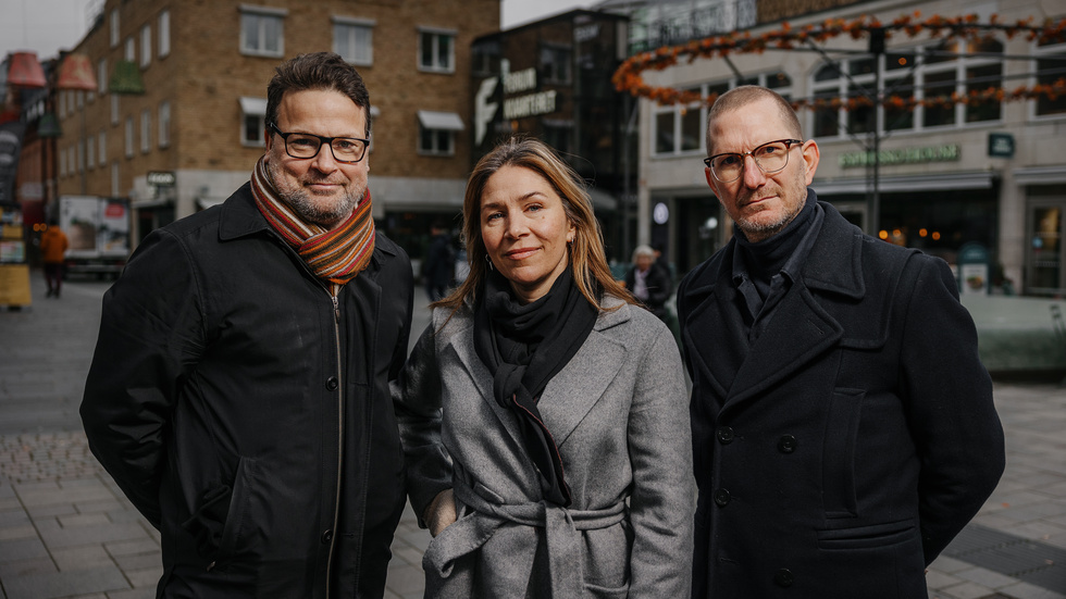 SVT:s Erik Leijonhufvud, UNT:s Elin Sandow och P4 Upplands Christer Engqvist håller i direktsändningen från Forumtorget den 8 november.
