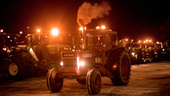 Femtiotal traktorer i parad genom Linköping under "traktorveckan"