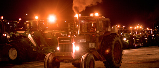 Femtiotal traktorer i parad genom Linköping under "traktorveckan"
