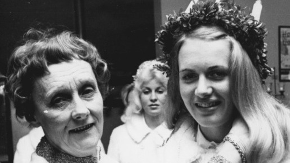 Astrid Lindgren och Anita Elvingsson tillsammans i samband med luciakröningen i Vimmerby år 1971.