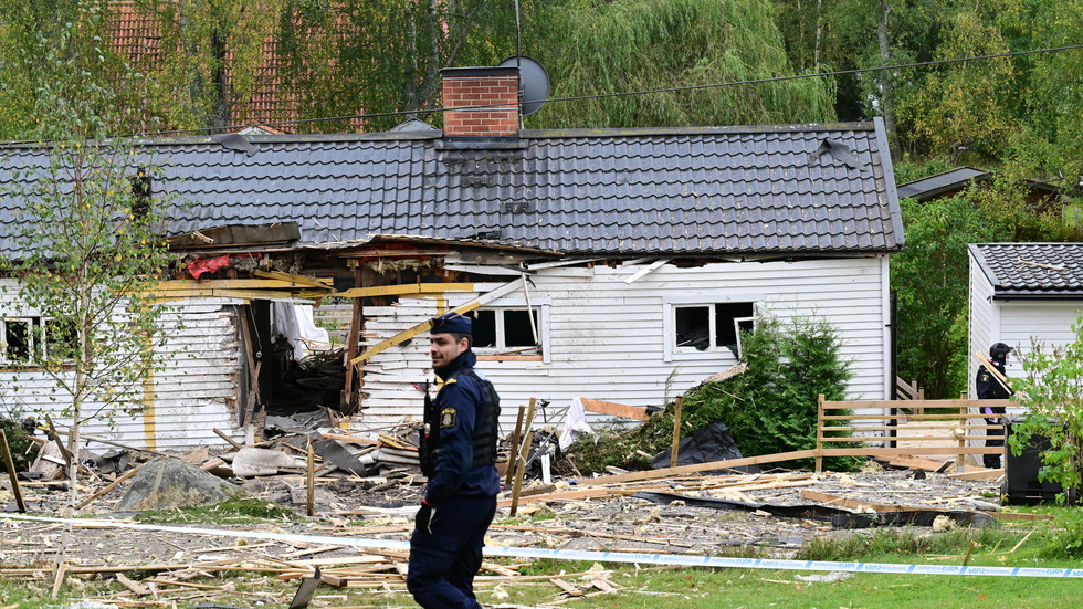 En explosion vid en villa har inträffat i Kungsängen, norr om Stockholm. Polis och räddningstjänsten är på plats.