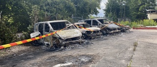 Fyra bilar totalförstörda efter brand på industriområde