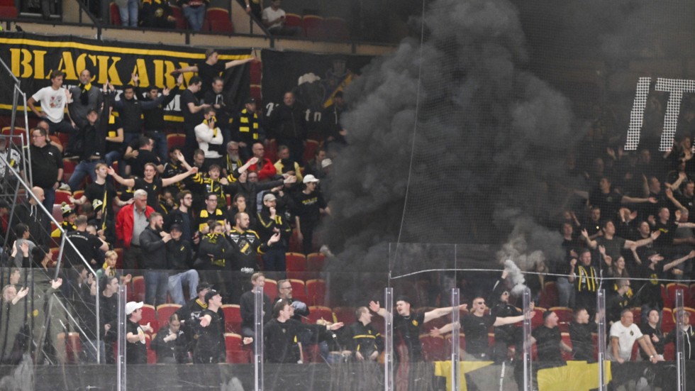 Tjock, svart rök inne i arenan sedan AIK-supportrar bränt av pyroteknik.