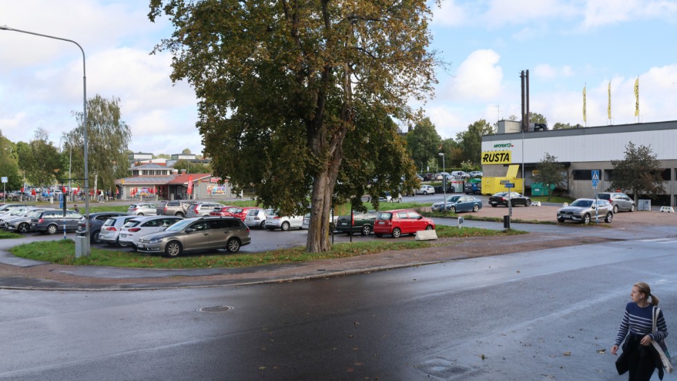 Ägaren till fastigheten Kiosken i Vimmerby tror fortfarande på bostadsbyggnation – men kan inte bedöma när marknaden återhämtat sig nog för det.