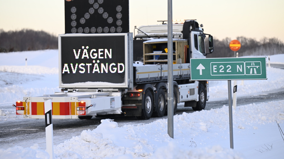 Den senaste vinterns oväder med vägkaos och stillastående lastbilar talar för en minskning av långväga godstransporter, menar insändarskribenten.