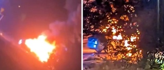 Personbil började brinna under färd – se filmen 
