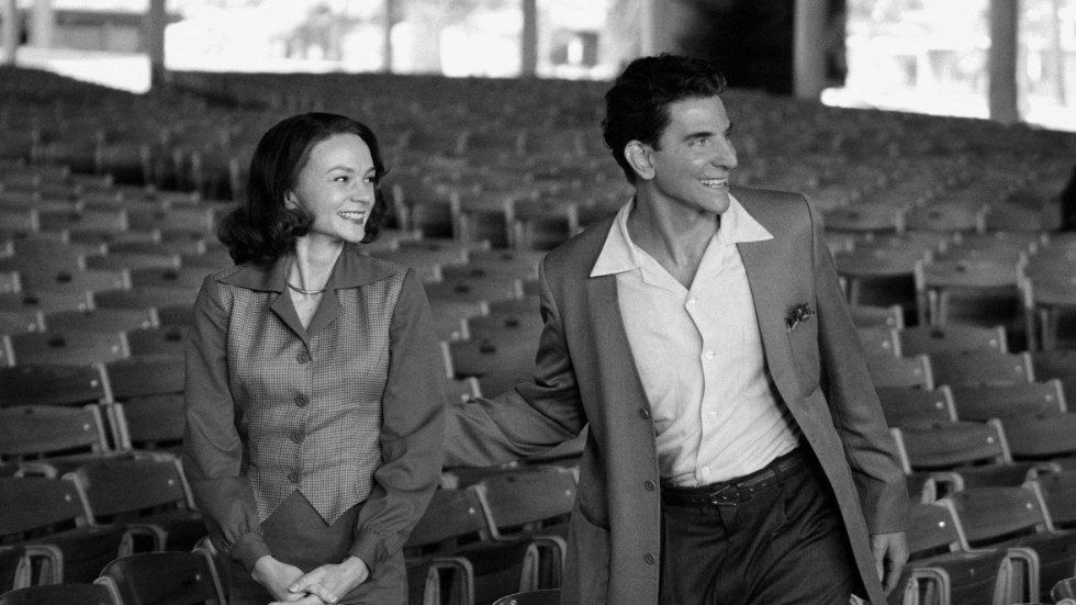 Carey Mulligan som Felicia Montealegre och Bradley Cooper som Leonard Bernstein i "Maestro" med premiär hösten 2023.