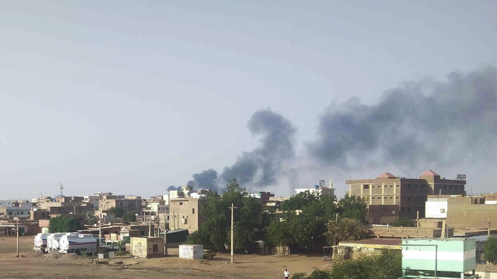 Rök över Sudans huvudstad Khartoum. Byråkratiskt krångel äventyrar nu verksamheten vid Turkiska sjukhuset i staden.
