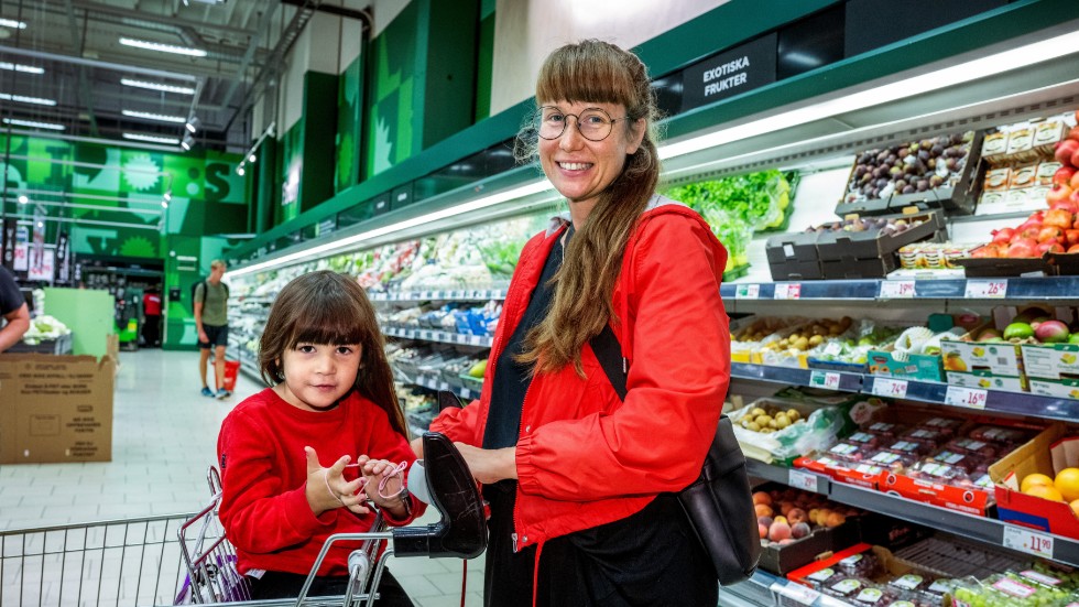 Ida Olander och dottern Elise handlar på Willys, Älvsjö. "Vi bunkrar desto mer nu. Nyss var det bra pris på Bregott så jag köpte tre paket"