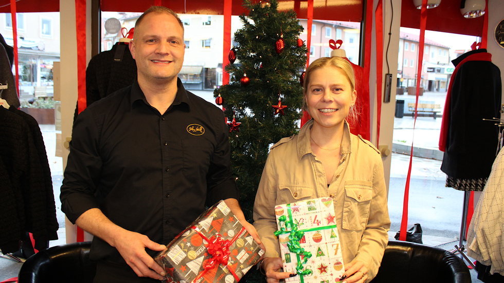 Christian Ryning och Jenny Nilsson från Hultsfred Handel ser fram emot julskyltningen den 26 november.