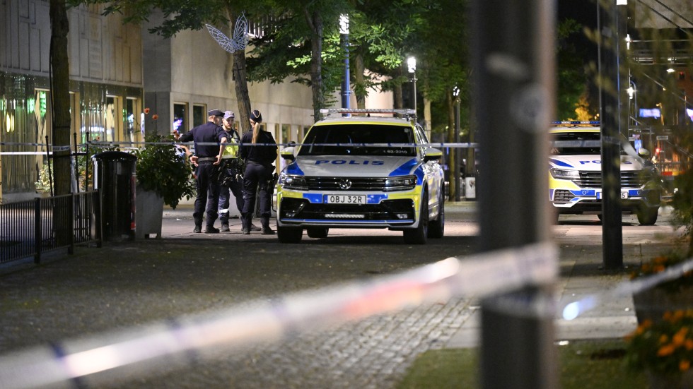Polis på plats på Östra Boulevarden i Kristianstad efter att en person i övre tonåren hittats knivskuren.