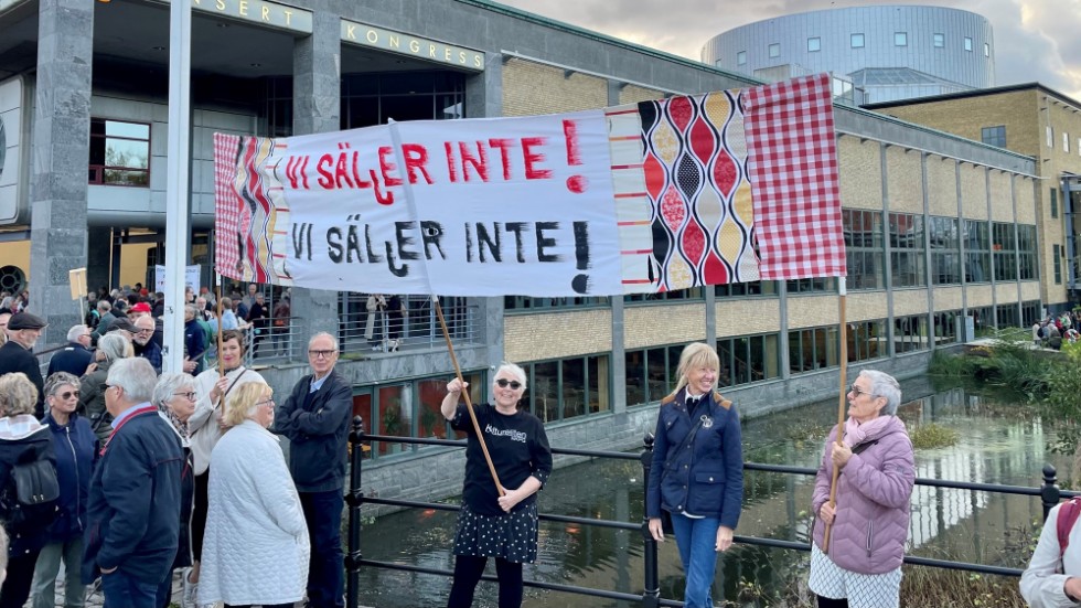 Protester mot en eventuell försäljning av Louis De Geer, Kulturnatten 2023.