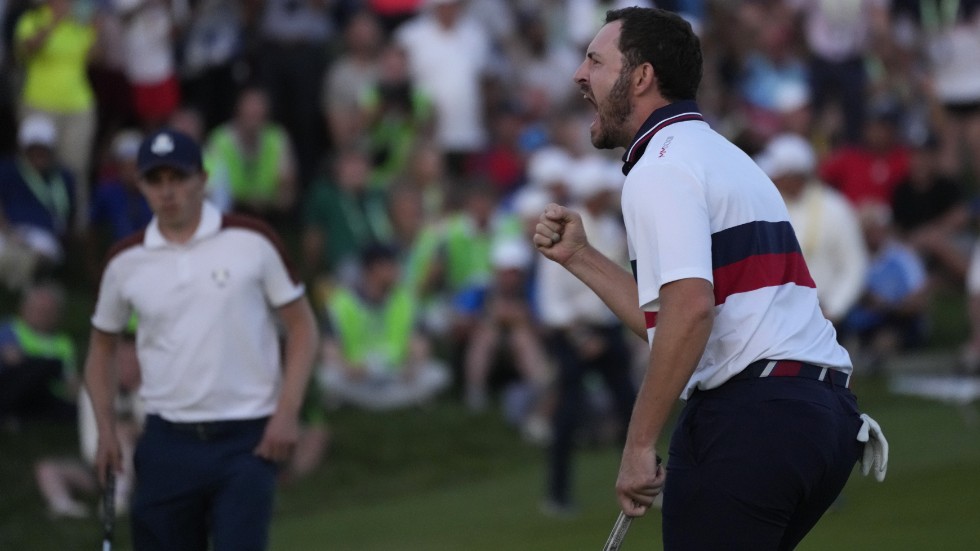 USA:s Patrick Cantlay firar efter att ha sänkt en viktig putt för seger i bästbollmatchen mot Europas Matt Fitzpatrick och Rory McIlroy.