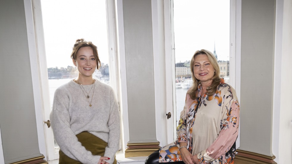 Skådespelarna Sannah Nedergård och Helena Bergström spelar i den kommande konstbedragar-thrillern ”Kodnamn Annika” på SkyShowtime.
