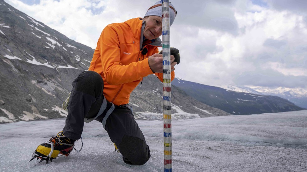 Matthias Huss mäter glaciärtjockleken. Bild från i juni.