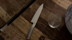 Kvinna angreps med kniv – nu åtalas hennes ex-man