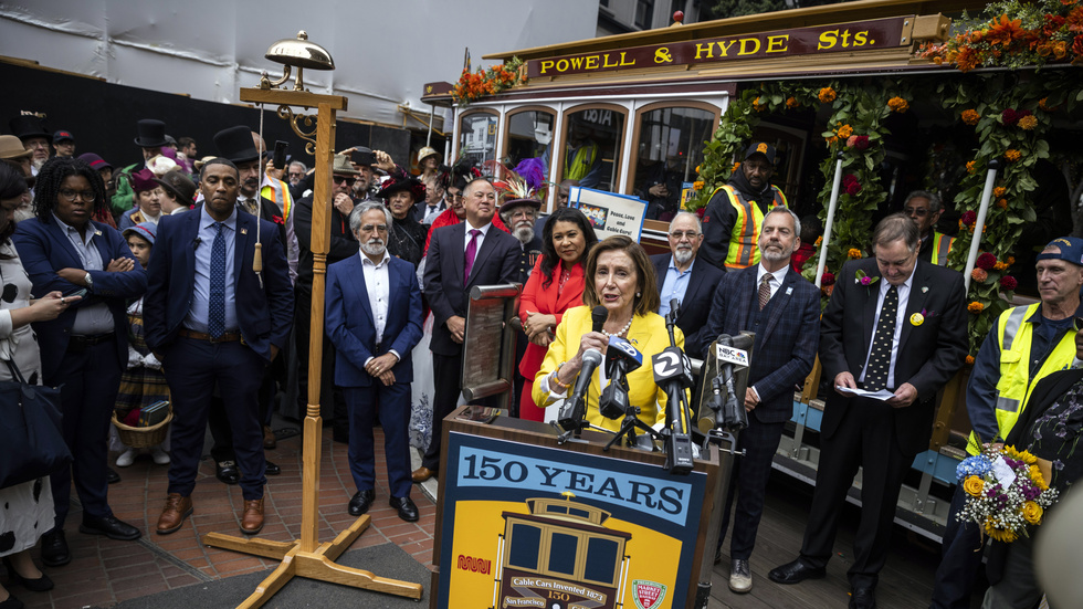 Demokraternas minoritetsledare i USA:s representanthus, den tidigare talmannen Nancy Pelosi, fotograferad vid ett spårvagnsjubileum i hemstaden San Francisco. Pelosi är 83 år och meddelade nyligen att hon ställer upp för omval nästa år.