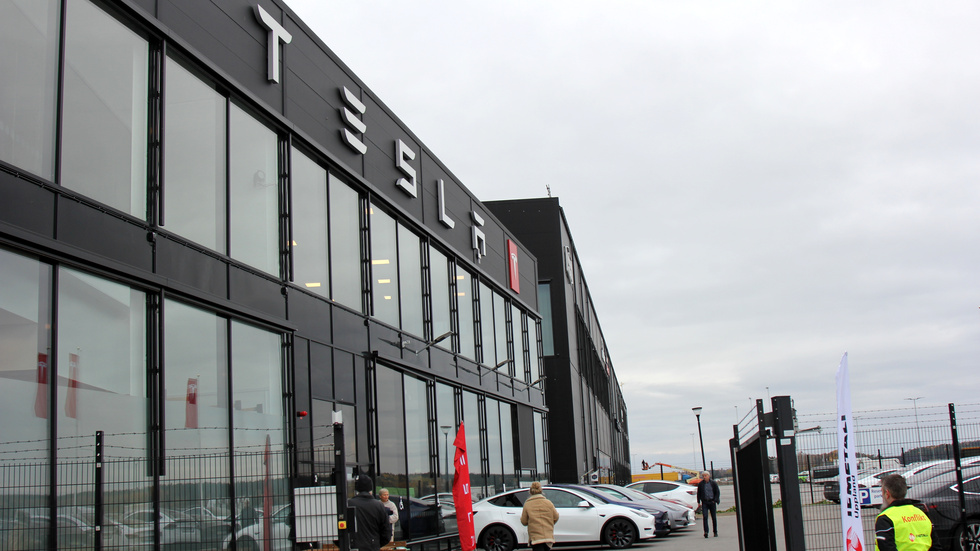 Verkstadsanställda på Tesla i Uppsala har gått ut i strejk med anledning av att Tesla inte vill teckna kollektivavtal.