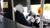 Här pratar busschauffören i telefon – och kör i hög hastighet