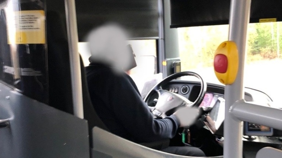 Här talar busschauffören i mobiltelefon under färd mellan Västervik och Vimmerby på onsdagen. Enligt resenären som tagit bilden körde bussen i runt 100 kilometer. "Det var i varje fall på en 100-sträcka" säger Vimmerbybon.