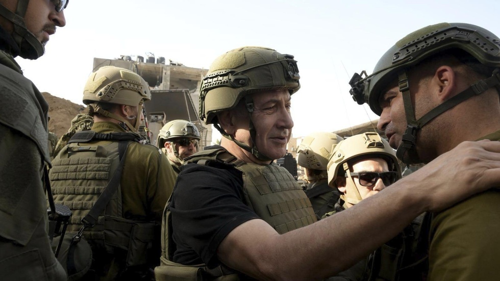 Israels premiärminister Benjamin Netanyahu hälsar på soldater inne i Gaza. Arkivbild.