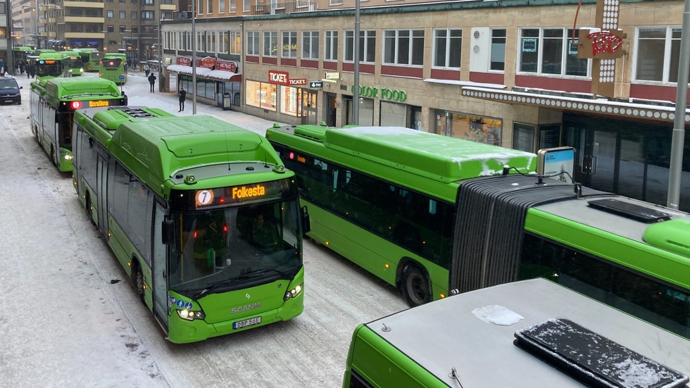 En av Eskilstunas dragspelsbussar till höger. Skribenten vill se fler.