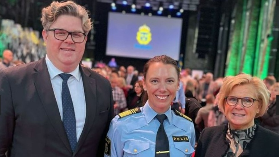Här ser vi Gunnar Strömmer på besök i Norrköping i början av december. Tillsammans med  Malena Grann som är polischef i region Öst och med den nya rikspolischefen Petra Lundh gratulerade Strömmer de nya polisassistenterna välkomna till polisyrket.