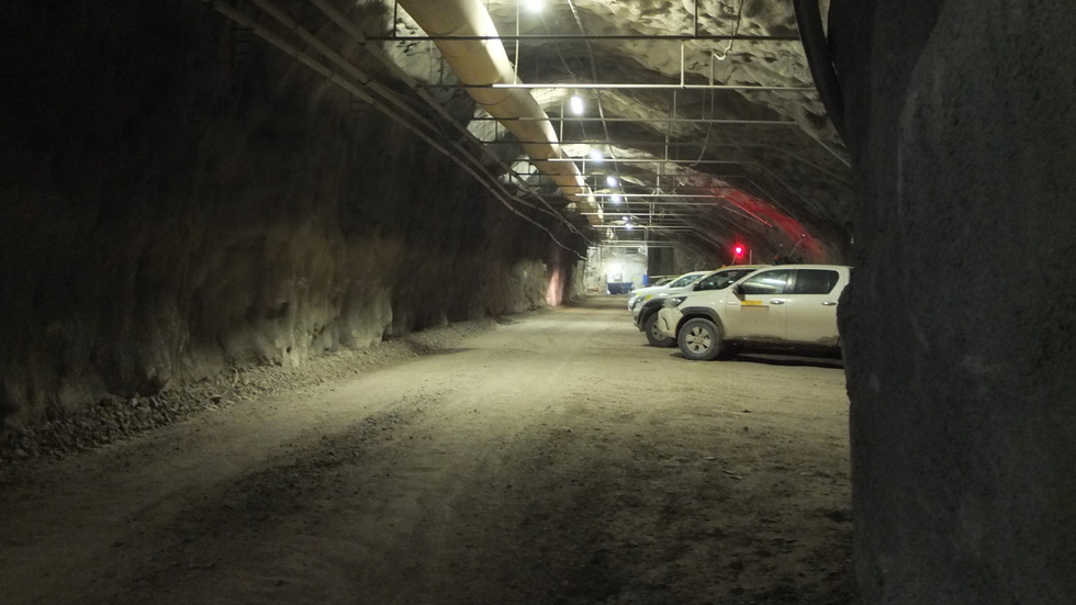 Gruvbilar tusen meter under jord i Garpenbergs gruva.