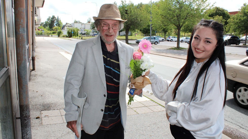 Billy Thapper köpte blommor till Kadra Josefo som tack för hjälpen i bostadssökandet. "Den här fantastiska kvinnan räddade mig", säger Billy.