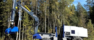 Självkörande skogsmaskin redo för terrängen