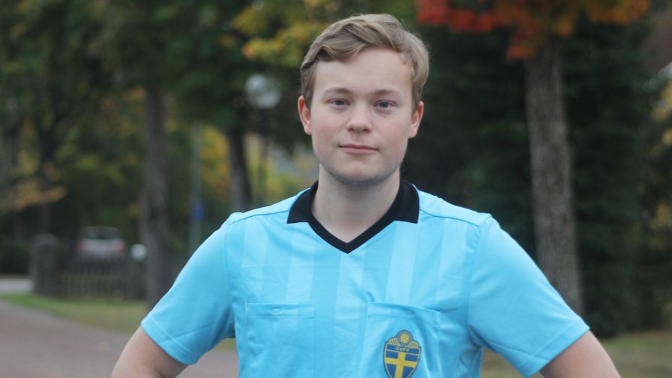 Redan som 14-åring började Alexander Lagerström att döma fotboll. För att kunna döma året runt har han nu också blivit innebandydomare. 