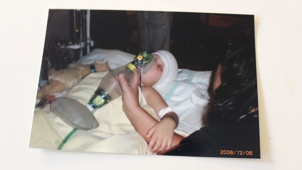 David i sjuksängen, dagen efter operationen i december 2008. Mamma Cecilia sitter bredvid.