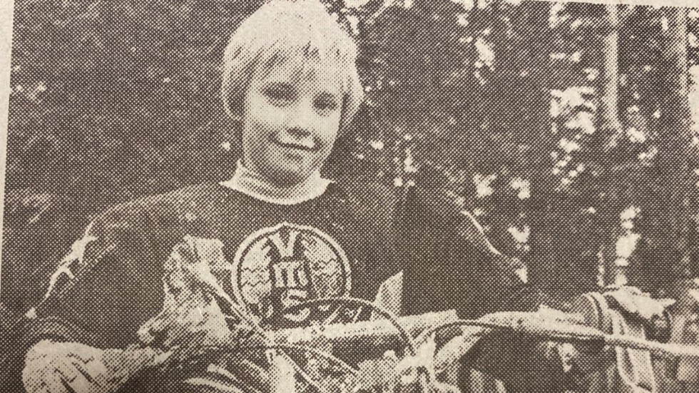 1980. När Vimmerby MS arrangerade en stor crosstävling blev det hemmaseger i 11-årsklassen, genom Jonas Blom.