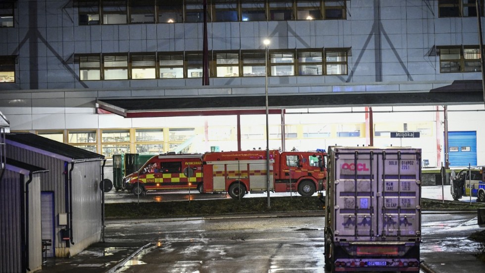 Räddningstjänst och polis kallades till Postnords postterminal i Årsta i södra Stockholm efter en explosion på fredagskvällen.