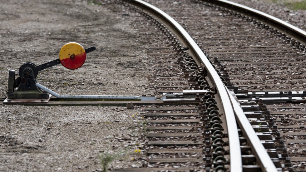 Insändarskribenten förordar en vanlig svensk standardjärnväg för 250 km/t framför höghastighetsbana.