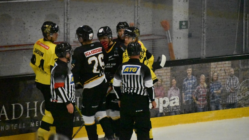 Skilda världar. När VH laddar för åttondelsfinal till Hockeyallsvenskan, kämpar Tranås för att försöka säkra nytt kontrakt utan kvalspel. 