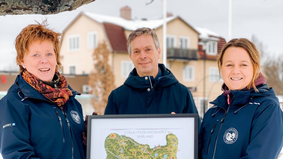 (Från vänster) Carina Eldåker, illustratören Johan Hesselstrand och Carina Engqvist med den nya kartan. 